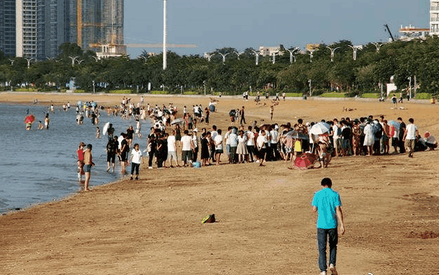 悲剧! 广西北海海滩又一名学生溺水身亡, 家属