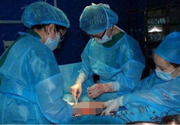 36岁二胎孕妇怀孕九周,浑身冒冷汗,送往医院,医