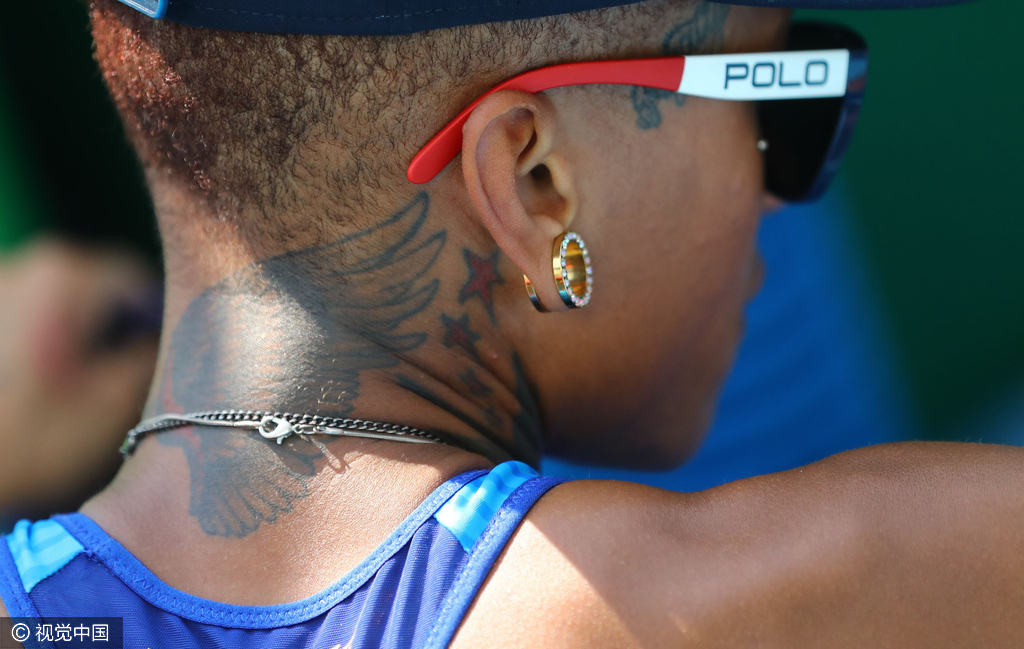 这哥们看起来很嘻哈啊~