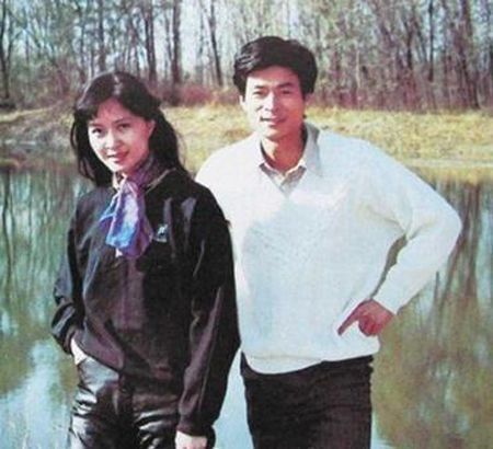 她是首位春晚英语主持人,嫁小10岁老公,如今6