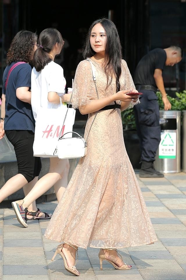 街拍:穿曳地透视连衣长裙,梳过腰披肩长发的美女