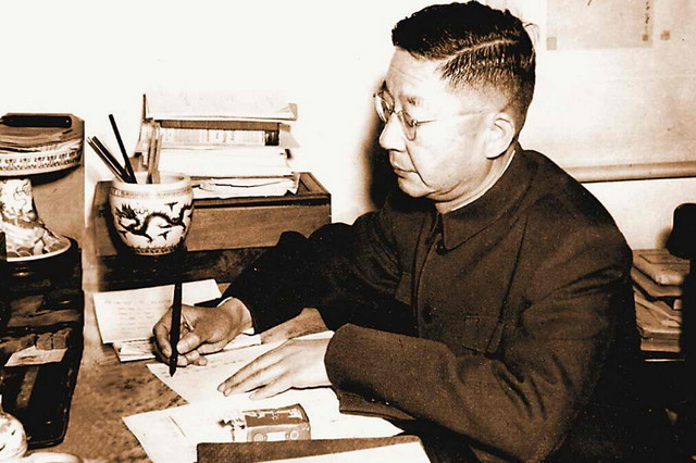 8月24日是著名作家老舍逝世50周年。您是否了解这位作家，北京时间带您看一组老照片吧。老舍（1899年2月3日—1966年8月24日），原名舒庆春，另有笔名絜青、鸿来、非我等，字舍予。因为老舍生于阴历立春，父母为他取名“庆春”，大概含有庆贺春来、前景美好之意。