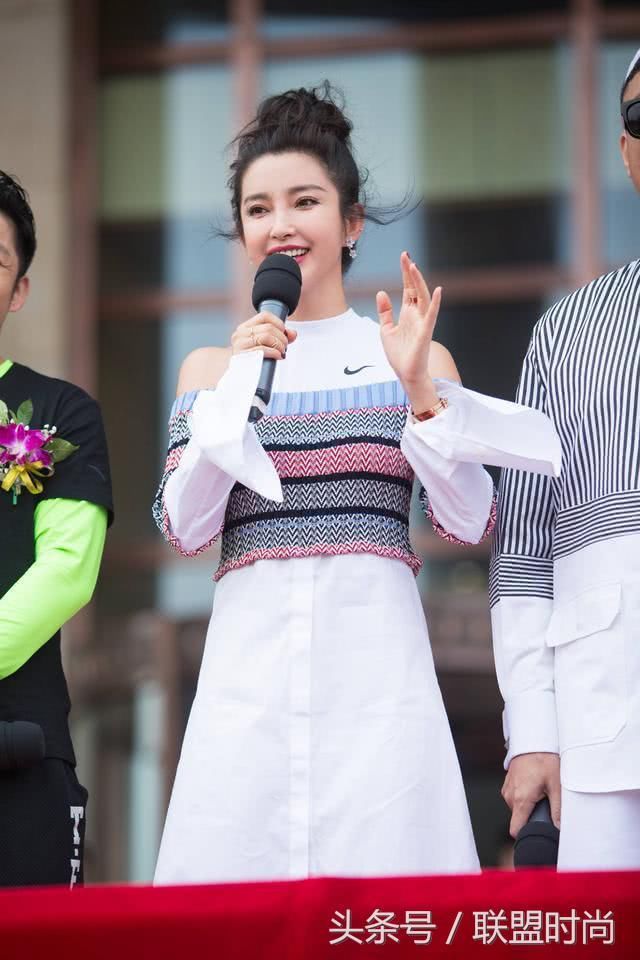 李冰冰真敢穿,蓝色卫衣配薄纱裙,网友:一把年纪