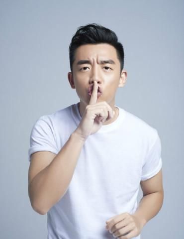 跑男有几个人抽烟 t01cb1af45ff5a183a4.jpg?size=370x480