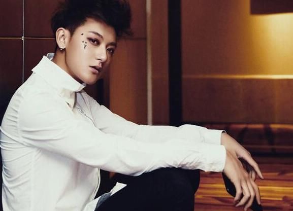 黄子韬和天浩盛世解约,黄爸爸也辞去董事长职