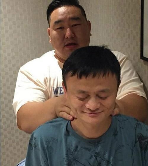 这位姑娘东西用腿夹着，不会觉得丢人了