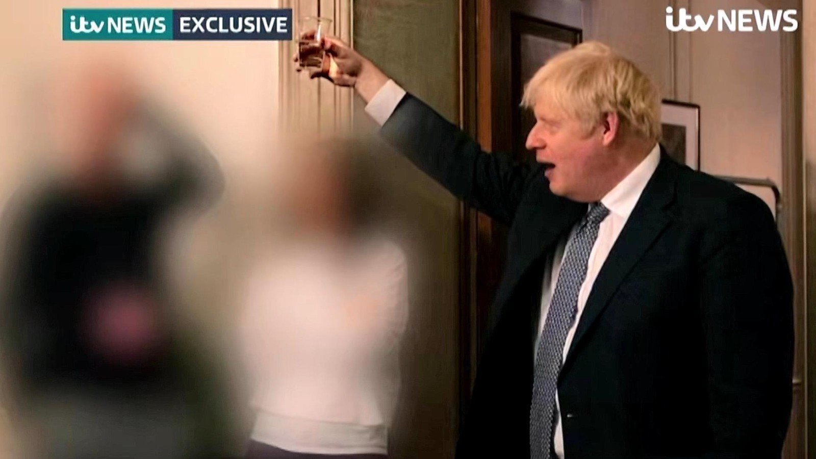 “聚会门”又添新料 约翰逊饮酒照曝光 “聚会门”又添新料 约翰逊饮酒照曝光