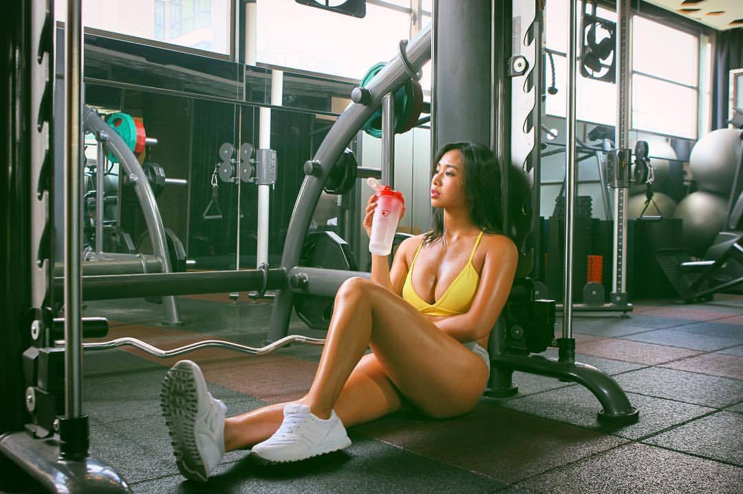 许多妹子健身只为减肥，而她健身只为增肌锻炼出完美的身形，她坚信性感的体型靠练而不是靠饿。