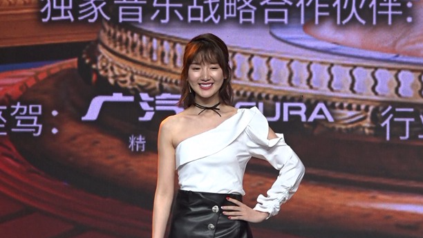 毛晓彤大秀舞技 精彩“海草舞”掀起现场高潮 毛晓彤大秀舞技 精彩“海草舞”掀起现场高潮