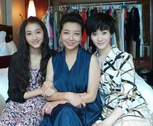 微博悼念爷爷关学曾,关晓彤被叫做京城格格不