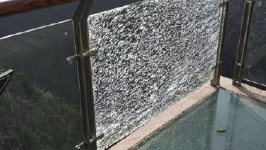玻璃栈道玻璃碎裂吓坏游客 景区:疑为人为破坏 玻璃栈道玻璃碎裂吓坏游客 景区:疑为人为破坏