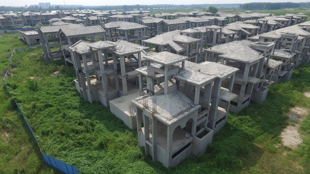 郑州最大烂尾别墅群 投资120亿变"废城"