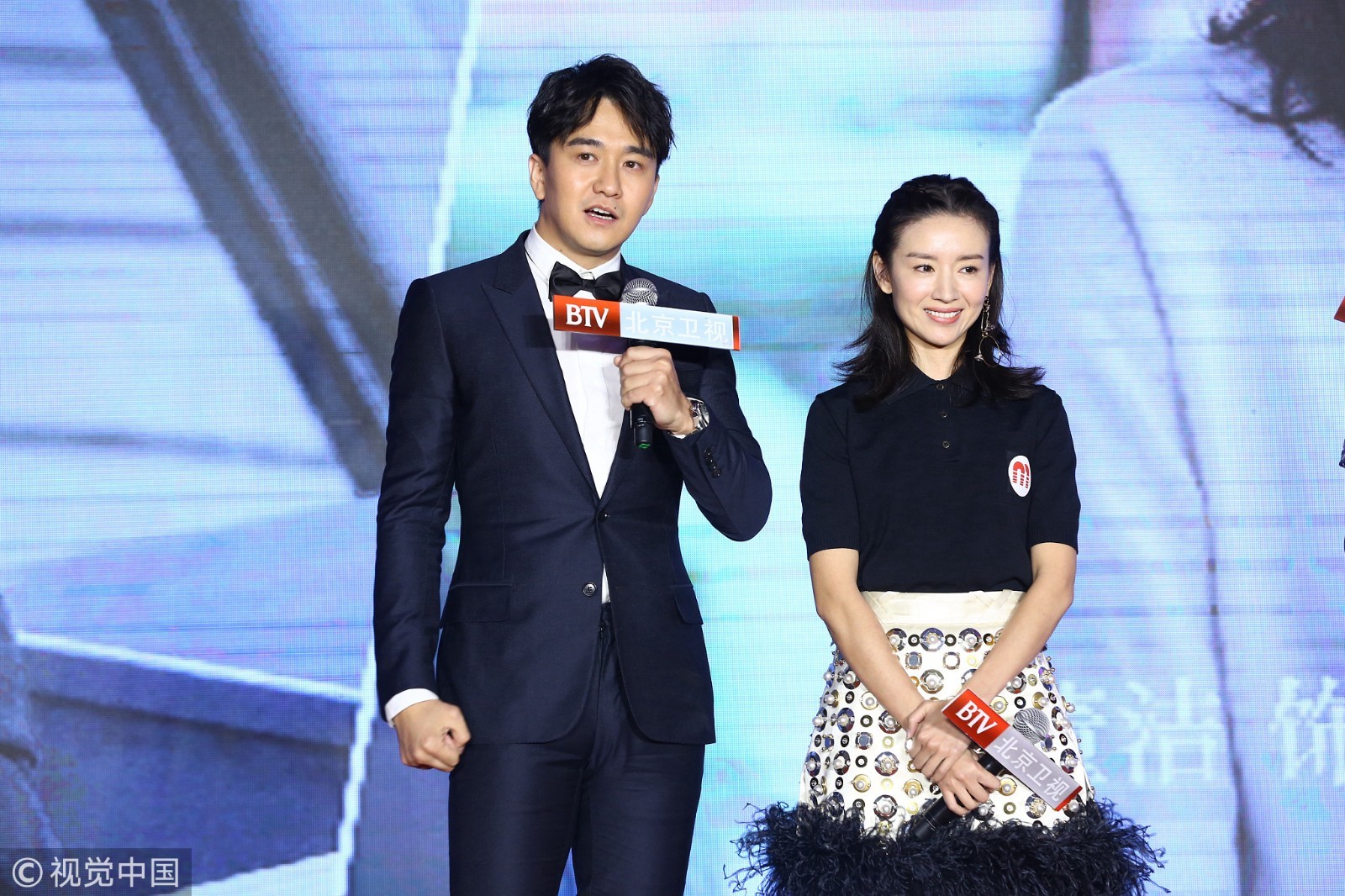 董洁有法令纹也挡不住美貌 穿羽毛裙扮少女台上狂撩翟天临