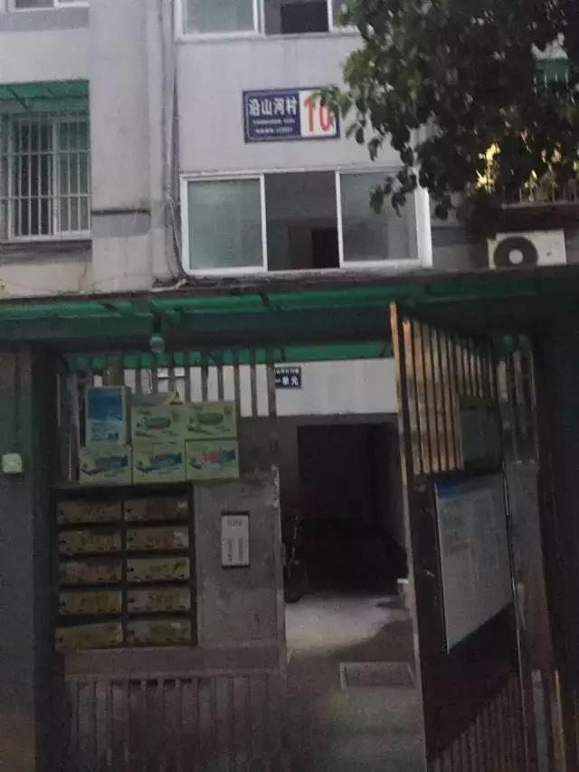 杭州一小区住户长期在门口放哭丧棒扎小人诅咒邻居