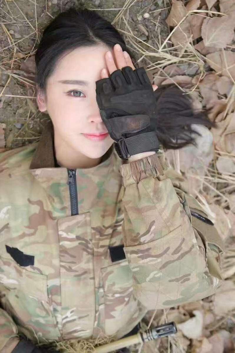 组图:重庆武警美女上尉爆红 颜值秒杀韩国女团