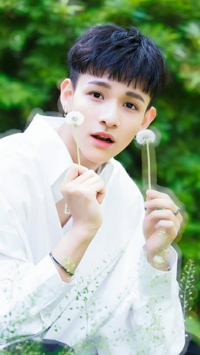 02年被称为漂亮男孩诞生元年,丁程鑫黄明昊南