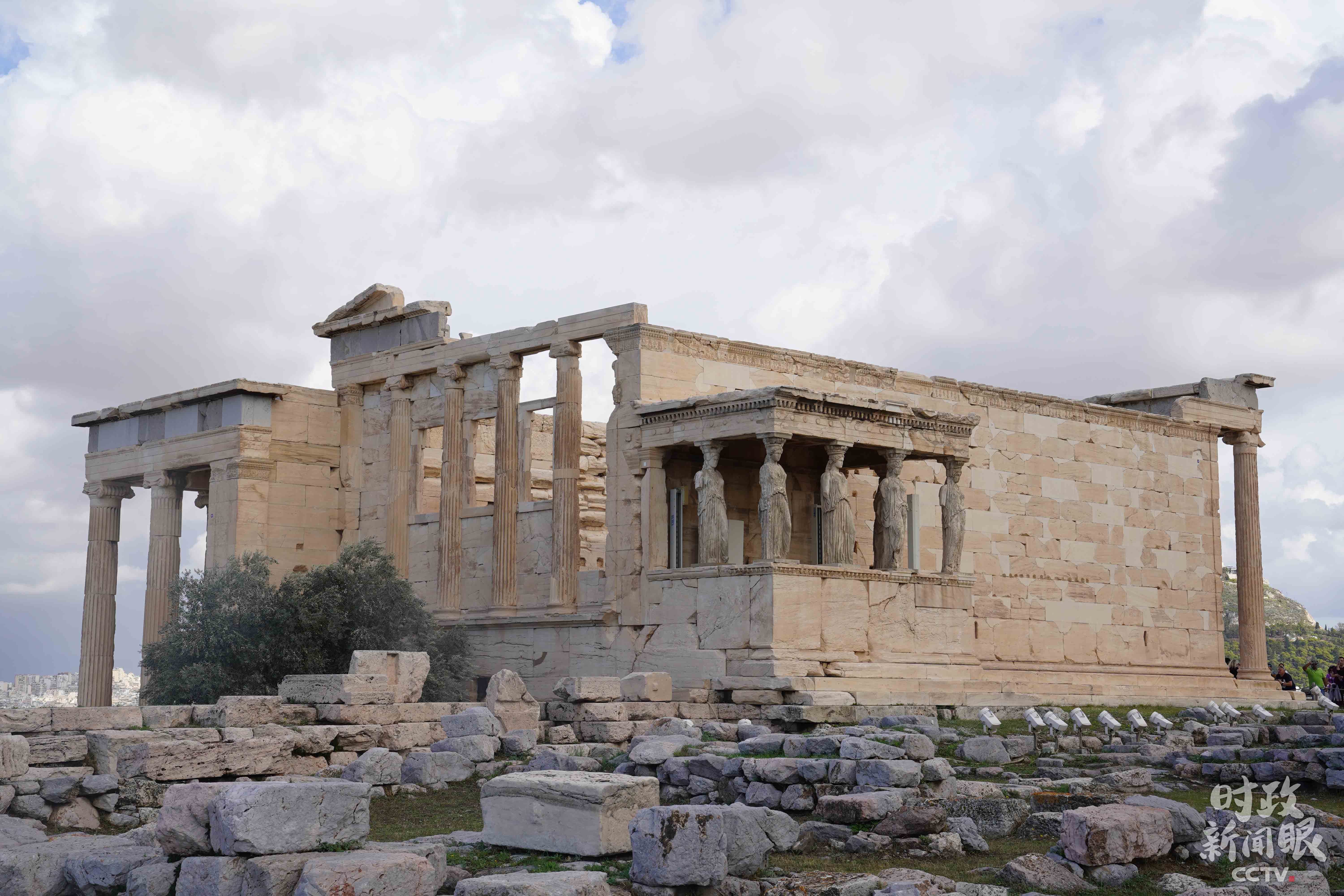 雅典卫城厄瑞克忒翁神庙.这里最著名的是6个少女像石柱.