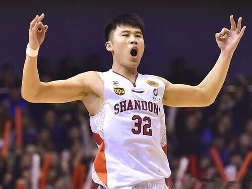 山东男篮球员贾诚被川航女职员实名视频爆料: