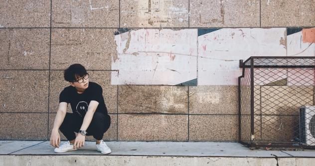 从《消愁》到《无问》,毛不易的歌里听出了我