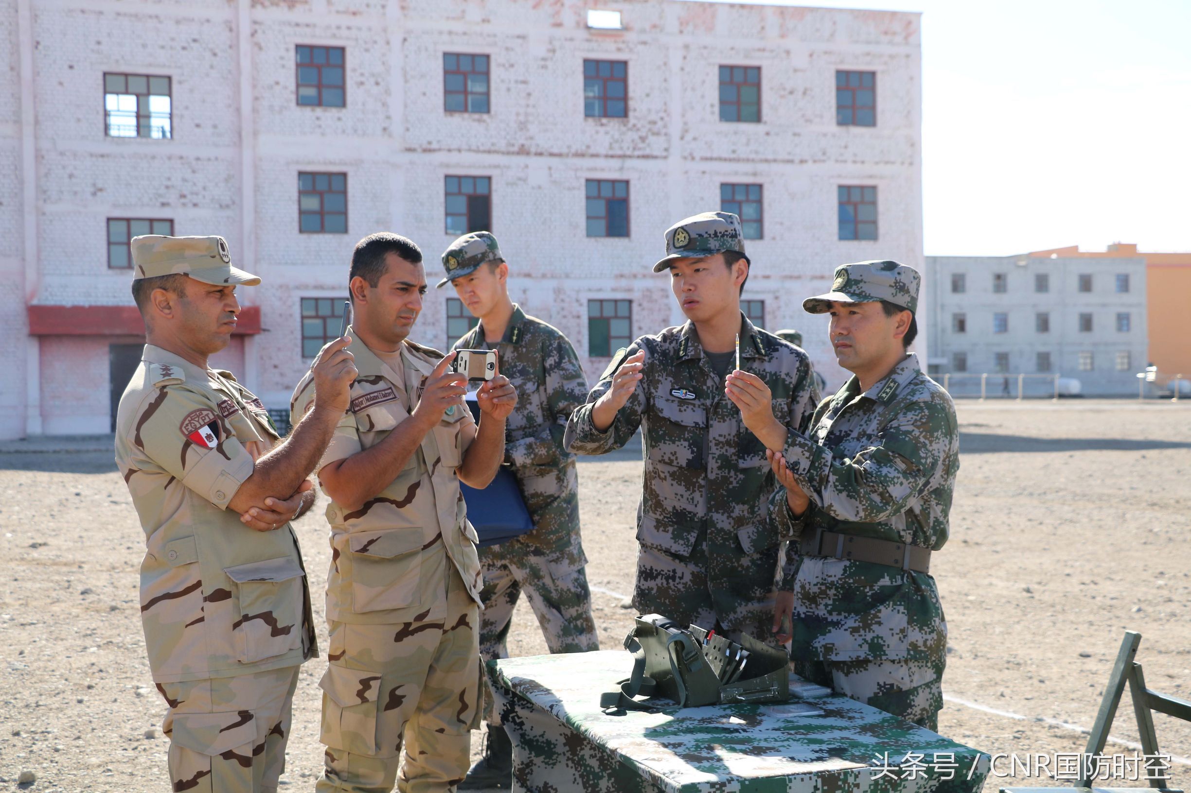 随着外军参赛队陆续抵达“国际军事比赛-2017”库尔勒赛区,经过两天的装备操作培训,从今天开始转入备赛阶段,各国参赛队在“苏沃洛夫突击”“军械能手”“晴空”“安全环境”四个比赛场地同时展开赛前适应性训练。(郭发海 乔玉中 李康)