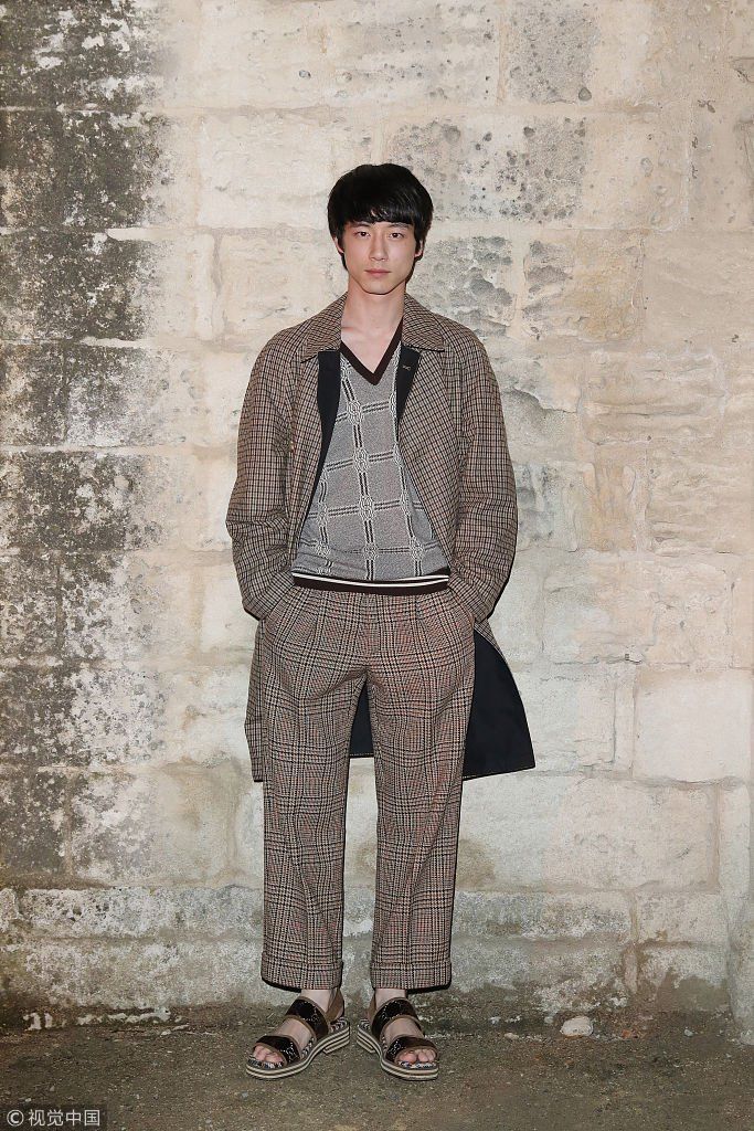 妮着灯笼裤扎马尾优雅摩登 李宇春蓝色斗篷大