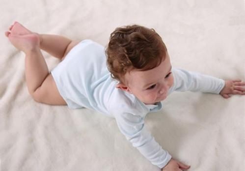 哄宝宝入眠的几个好方法,调整睡姿更为重要-北