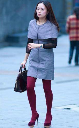 路人街拍,紫色的紧身吊带裙和丝袜搭配,居然没