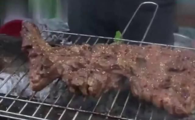 日本主持人第一次吃中国烤羊腿,吃法如此奇葩