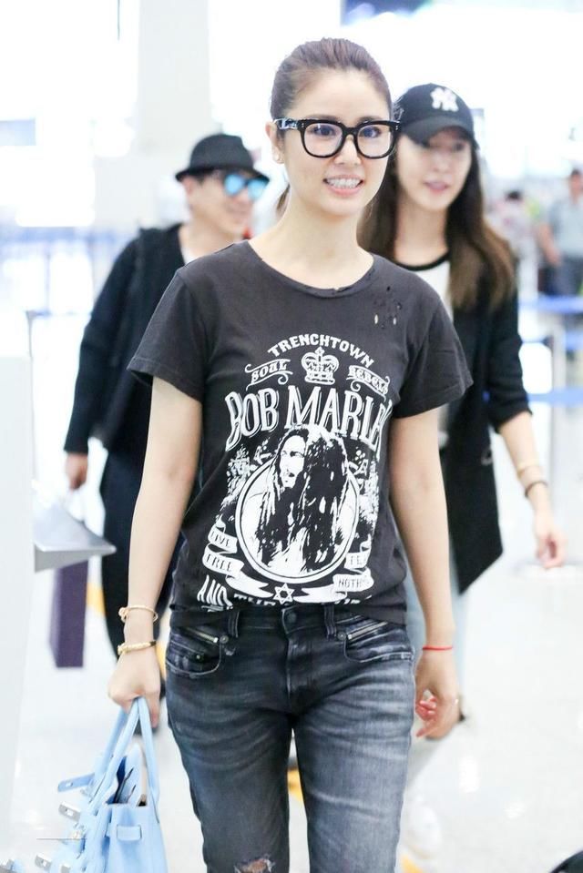 林心如白T配破洞牛仔,尽显辣妈范儿!