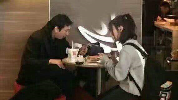 王思聪夜会冯提莫,一件件黑历史被曝光,网友:树