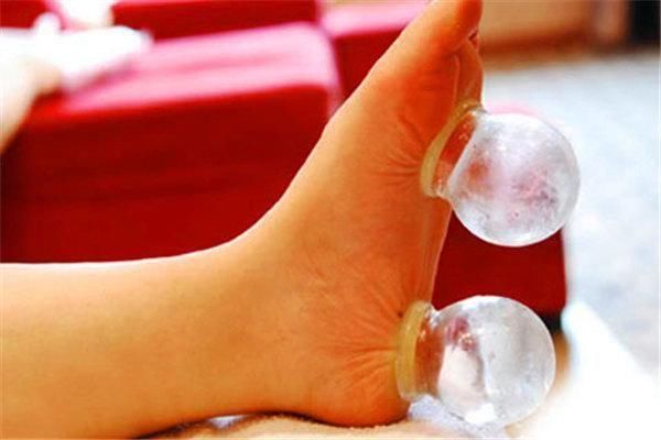 拔罐祛湿,看看脚底拔罐的好处与坏处!