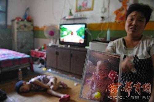 西安一两岁女童被人从家中抱走 孩子父亲下跪寻娃