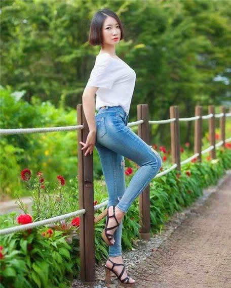 妹子穿搭配紧身牛仔裤:穿紧身裤女人味十足