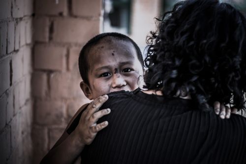 12岁男孩被亲人囚禁7年画面戳泪:黢黑赤脚踩泥