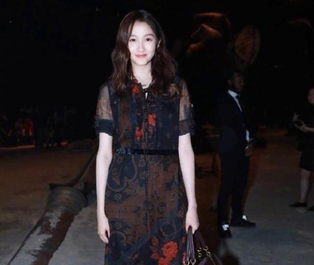 关晓彤时装周首秀,印花纱裙穿出成熟感,难怪鹿