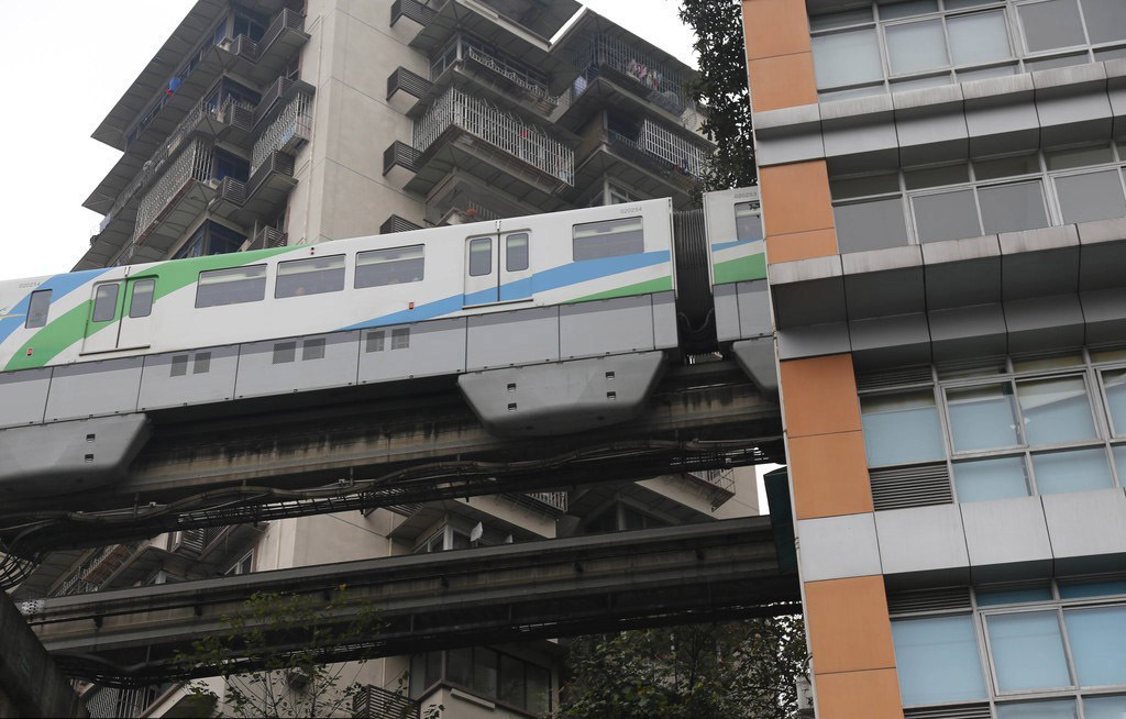 重庆最牛建筑 轻轨穿楼而过场面震撼
