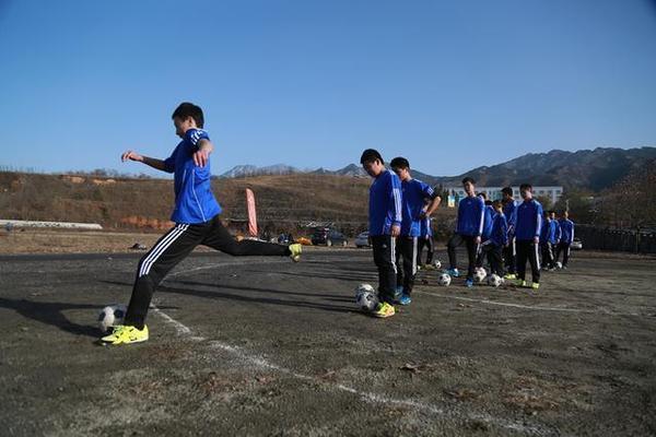 让学生从体育课中体会团队精神锻炼个人毅力