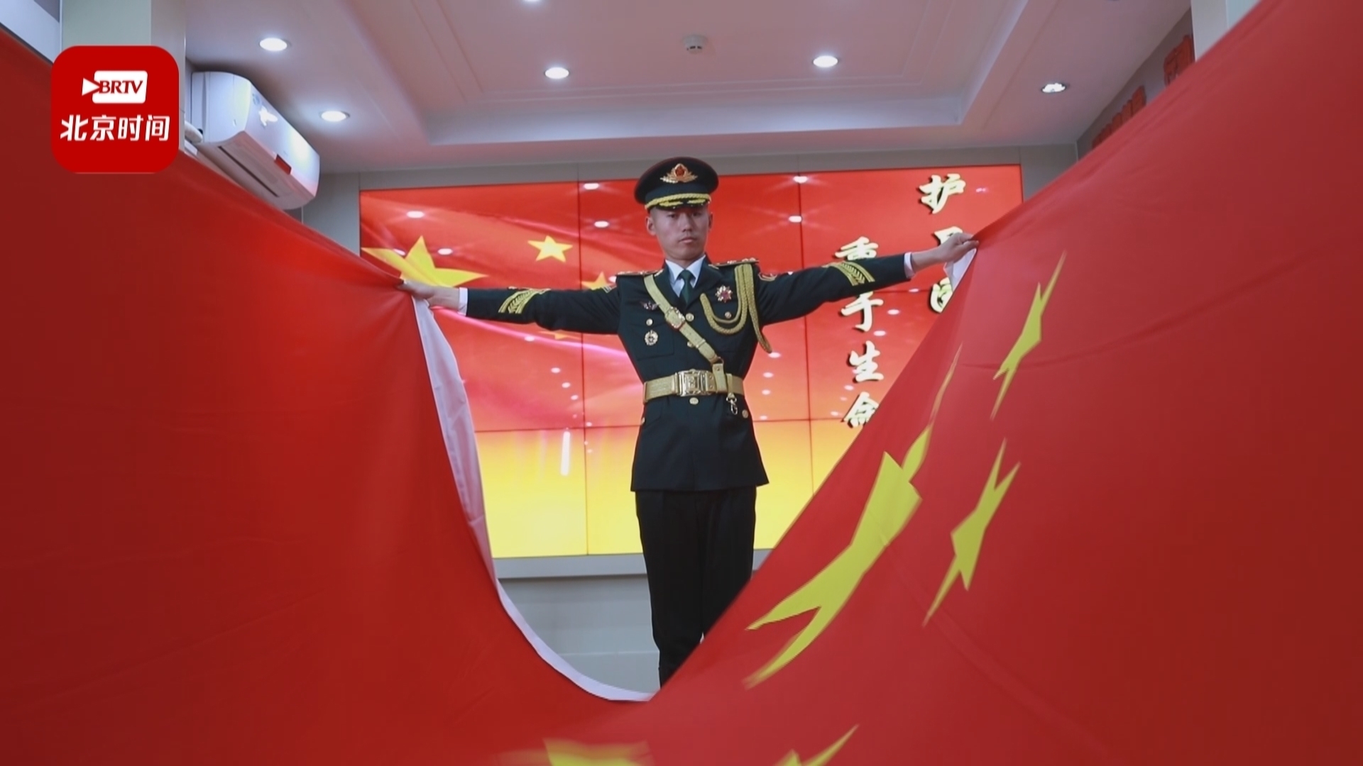 国旗护卫队升旗手用数字记录训练全过程 国旗护卫队升旗手用数字记录训练全过程