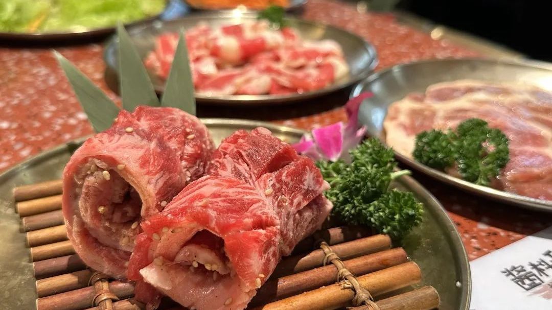 食光里丨每天都在排队的烤肉店，石景山这个“老太太”厉害了