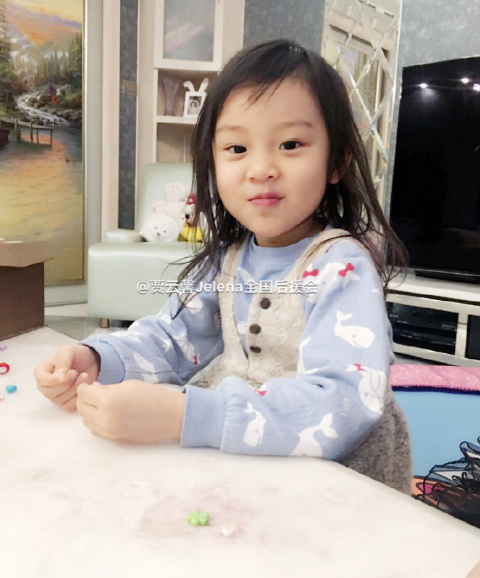 4岁的甜馨头发长了不少 从女汉子变身小淑女