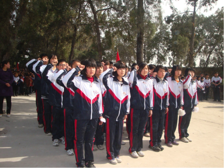 浚县卫贤一中祭扫烈士墓