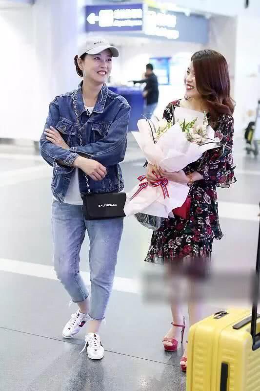 周海媚会穿!一身牛仔服美回20岁,网友:装嫩的最