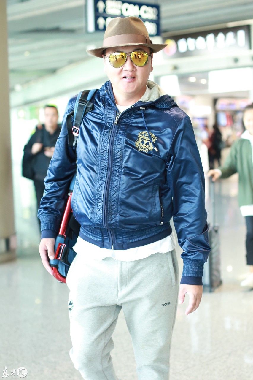 近日,刘晓庆开心现身北京机场和发福的孙楠现