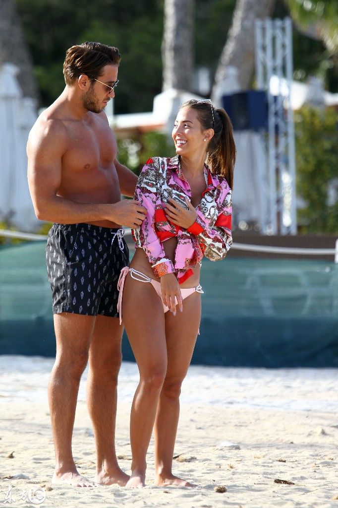 真人秀明星詹姆斯洛克携女友Oukhellou在马略