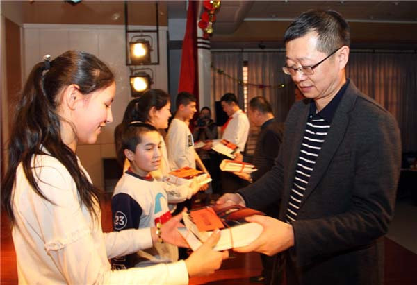 新疆石河子市法院举行民族团结一家亲手拉手迎