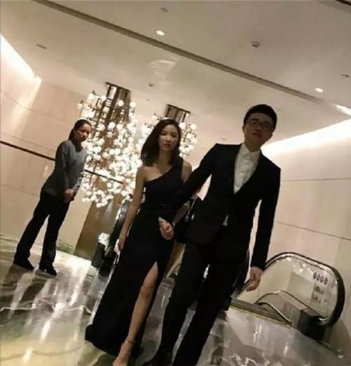 她离开王思聪身价倍增,一年收入10亿,今27岁豪