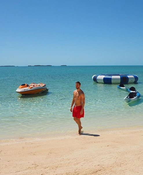 刚庆祝完一周年纪念日的霉霉Taylor Swift与男友甜蜜的海滩度假照曝光!霉霉身穿性感比基尼与男友在海边甜蜜亲吻。