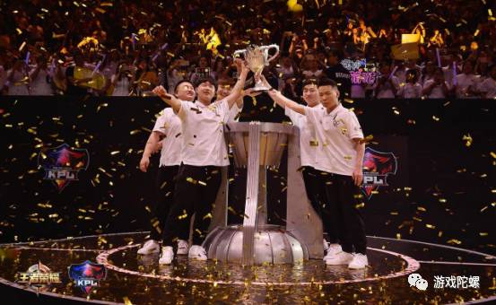 投了王者荣耀冠军俱乐部QG,他明白移动电竞俱