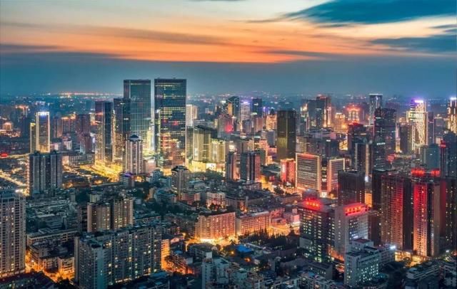 成都各行业工资曝光,房地产竟然拖后腿了,连平