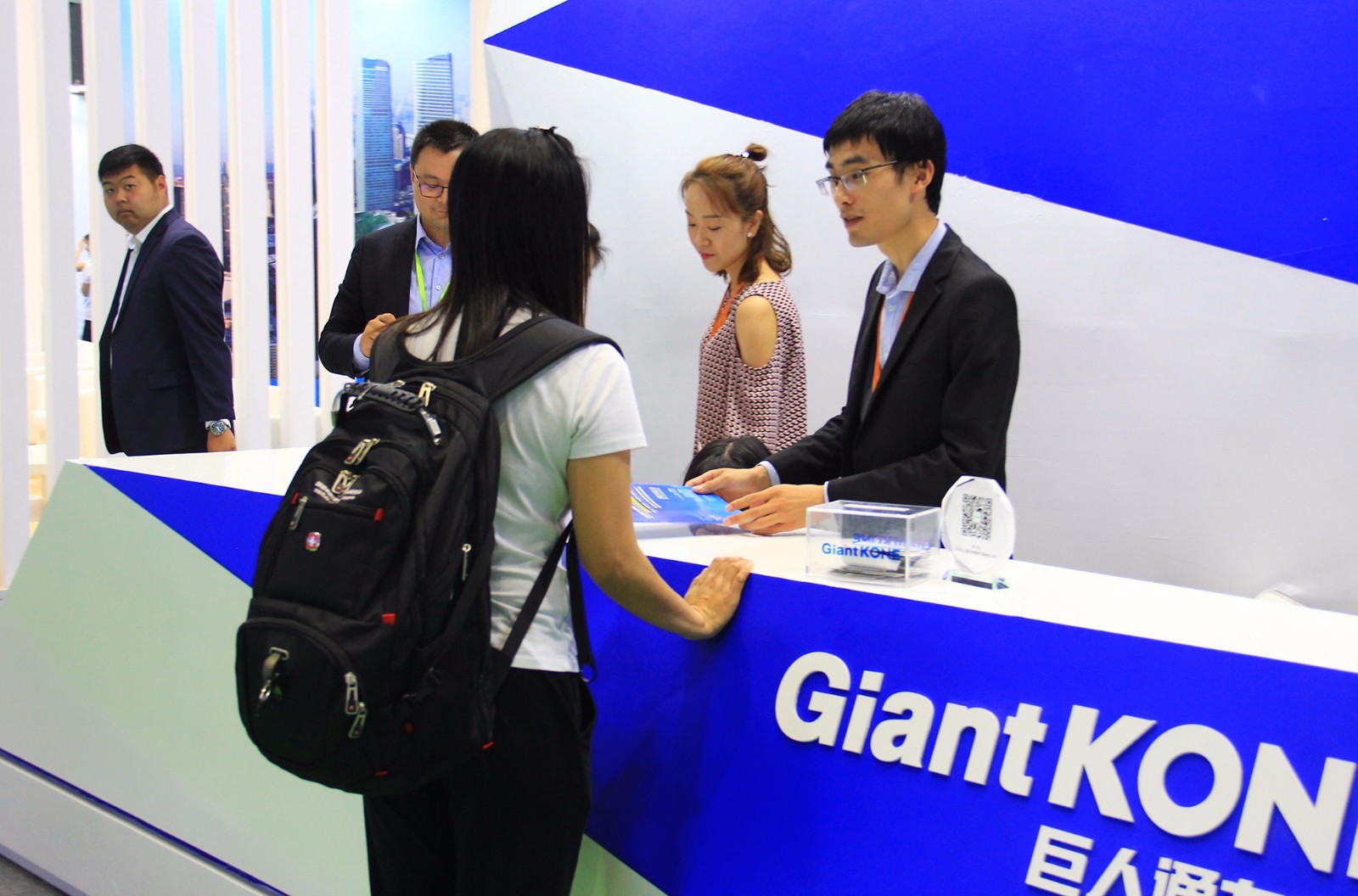 2018郑州电梯展组委会赴上海国际电梯展派发